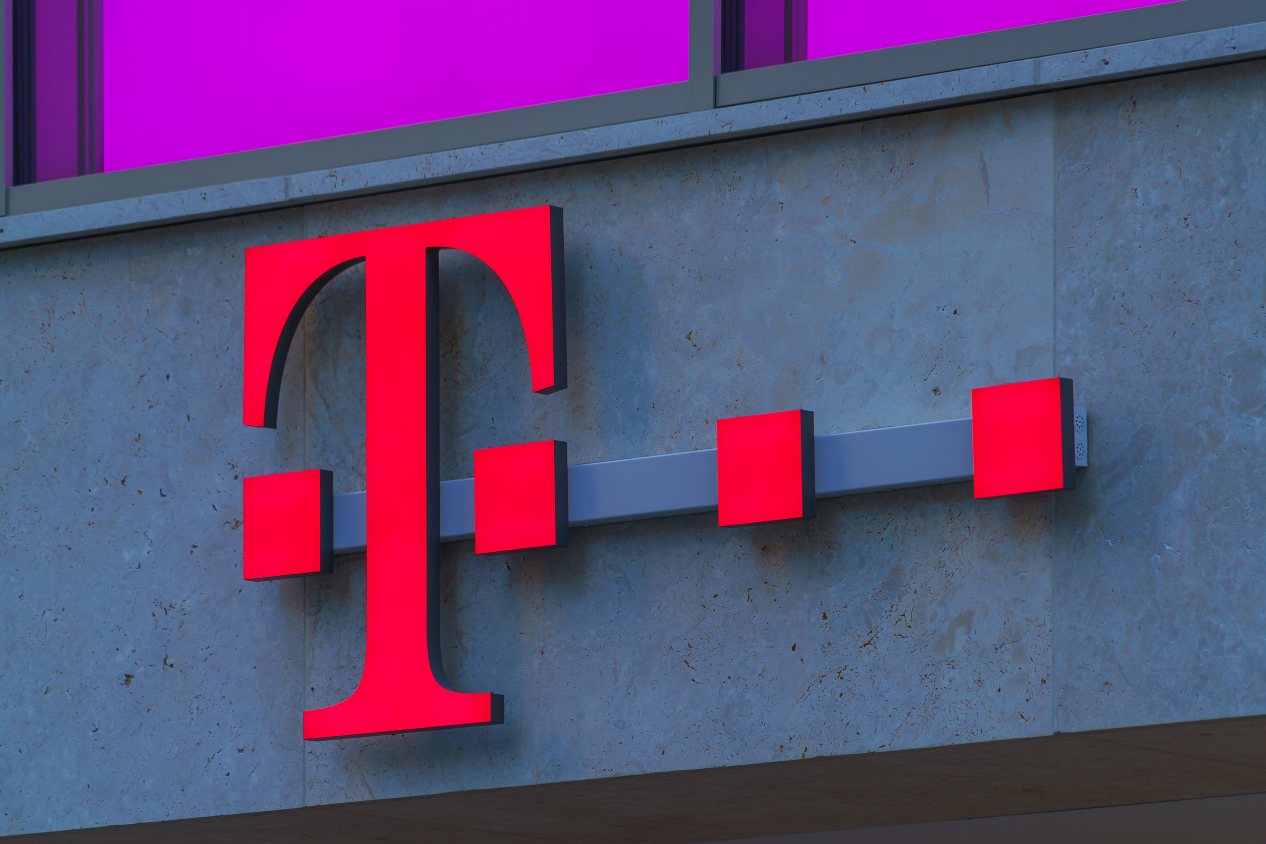 T-Mobile Sets Ambitious Targets for 2025 Amid Strong Financial Results
