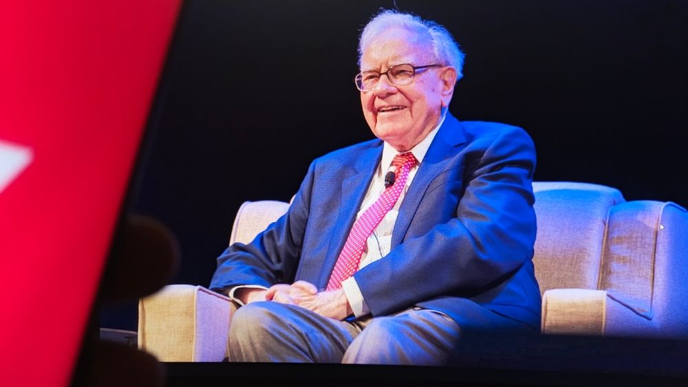 Warren Buffett, Philippe Laffont Pour $5.6B Into Alphabet Amid AI Boom