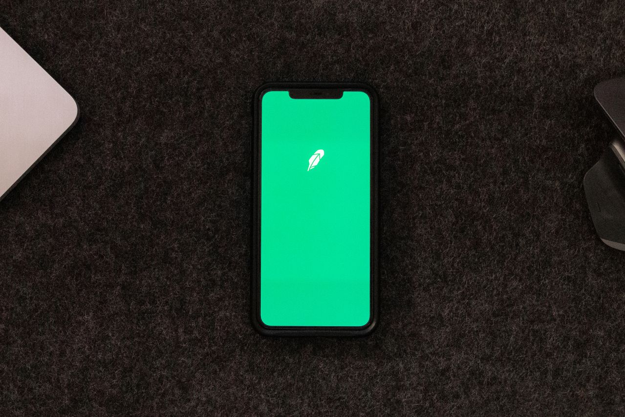 Robinhood to Take Stake in Crypto.com, Add Its Prediction Contracts