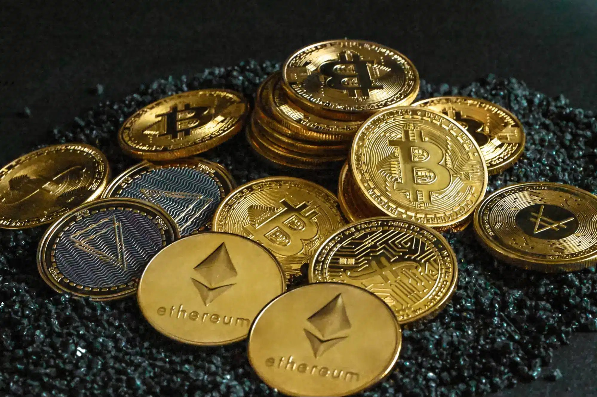 Crypto Market Holds Firm on Thursday as XRP and SOL (SOL) Extend Gains