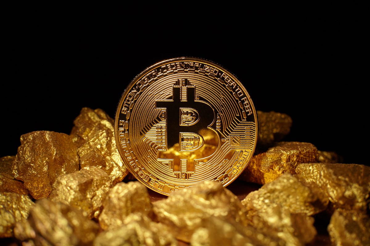 Bitcoin or Gold: Which Safe Haven Will Lead as the Dollar Falters?
