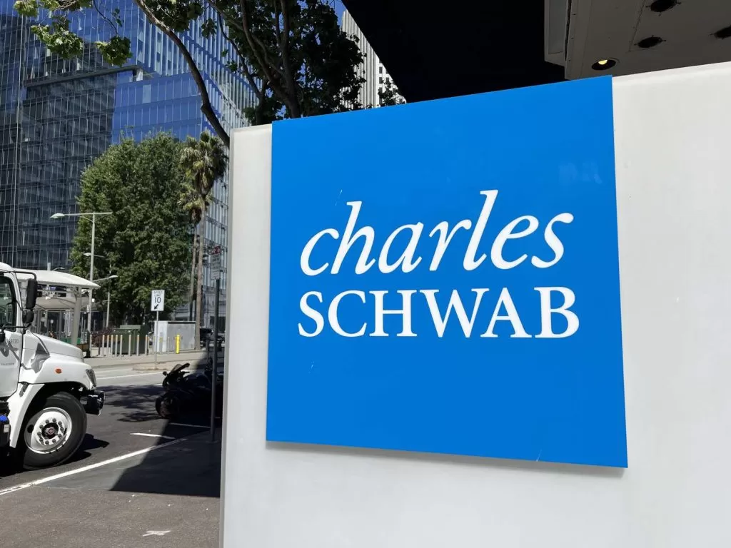 Managing $7 Trillion, Schwab Discusses Bitcoin’s Future – “Positive by 2026, But…”