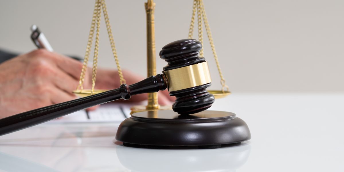 Image depicting the concept of regulatory challenges in crypto